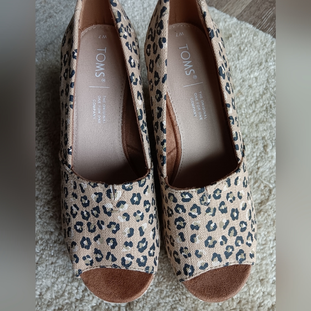 TOMS Michelle espadrille/ wedge peep toe cheetah print sandals sz 7